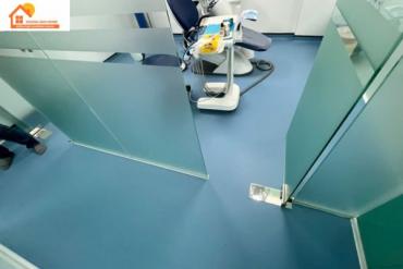 Sàn Vinyl Kháng Khuẩn – Giải Pháp An Toàn Cho Không Gian Y Tế & Thương Mại Hiện Đại